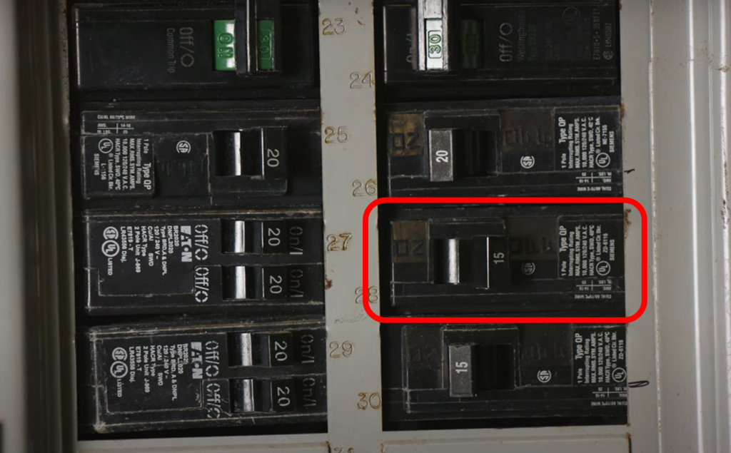Tableau électrique avec disjoncteur mis en évidence