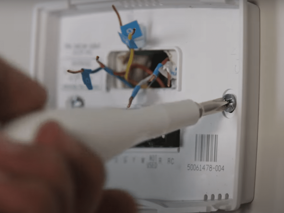Installation d'un thermostat avec un tournevis
