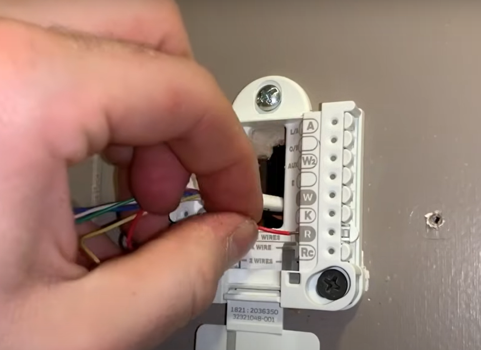 connexion de fils électriques sur un thermostat intelligent