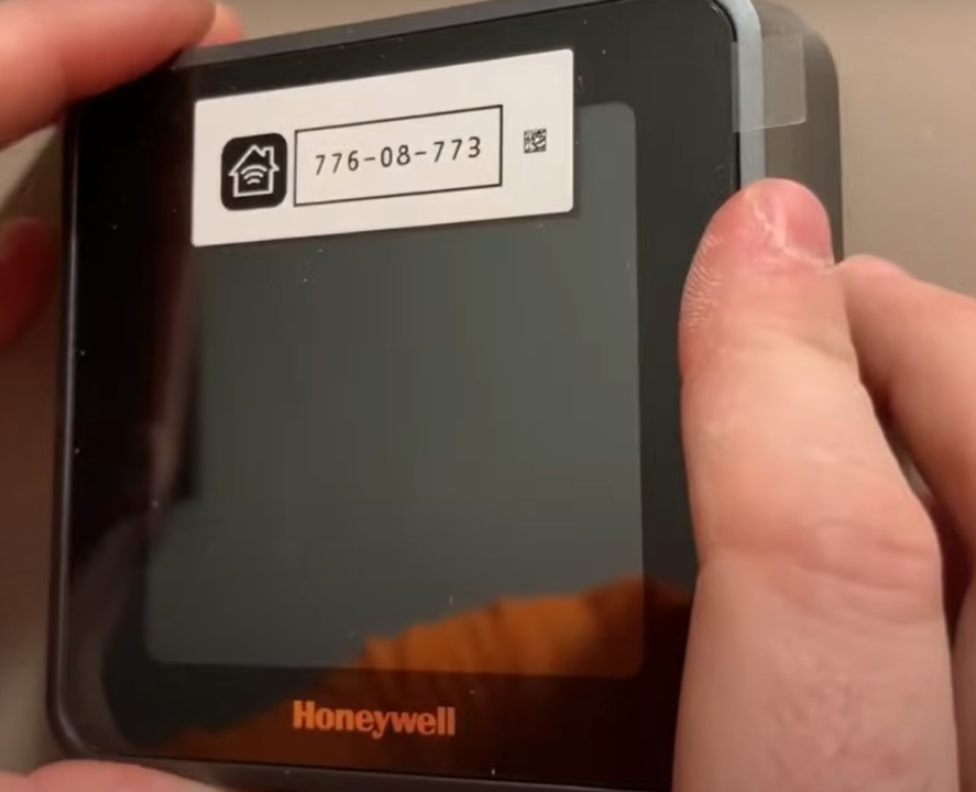 fixation d'un thermostat connecté sur son support mural